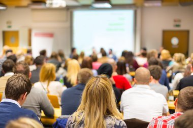 Üniversite konferans salonunda atölye çalışması.