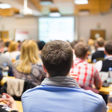 Üniversite konferans salonunda atölye çalışması.