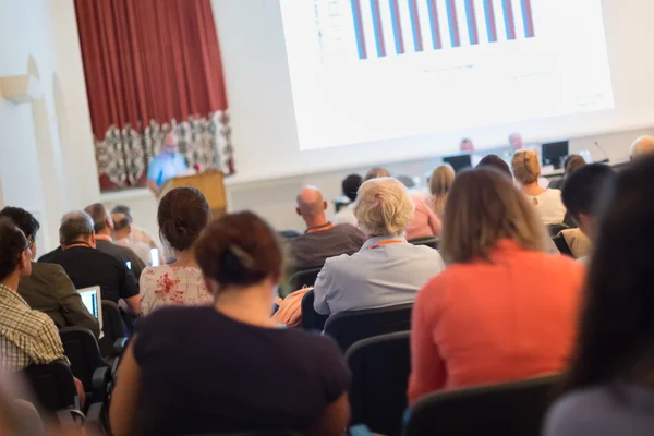 Conférencier à la conférence d'affaires et présentation. — Photo