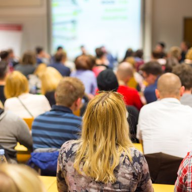 Üniversite konferans salonunda atölye çalışması.