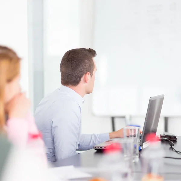 Geschäftspräsentation auf Unternehmenstreffen. — Stockfoto