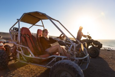 Quadbike'nde Günbatımı sürüş kadın.