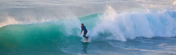 Surfista senior montando una ola perfecta . — Foto de Stock