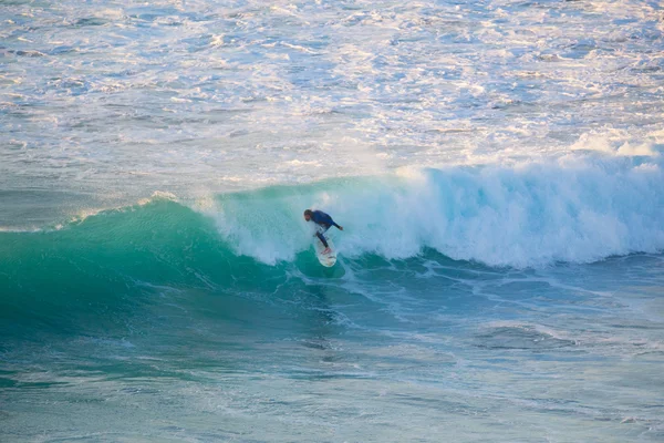 Starszy surferów jazda idealną falą. — Zdjęcie stockowe