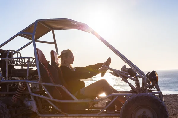 Frau fährt bei Sonnenuntergang Quadbike. — Stockfoto