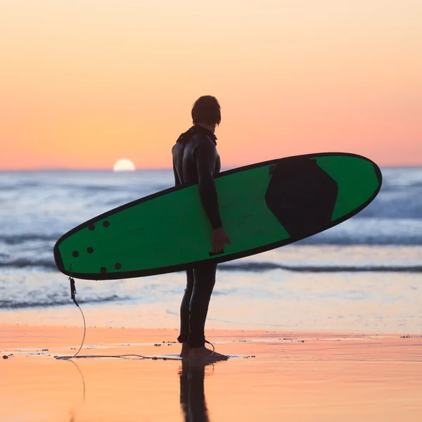 Sylwetka surfer na plaży z desek surfingowych. — Zdjęcie stockowe