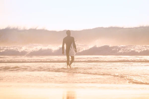 Silhouet van surfer op strand met surfboard. — Stockfoto