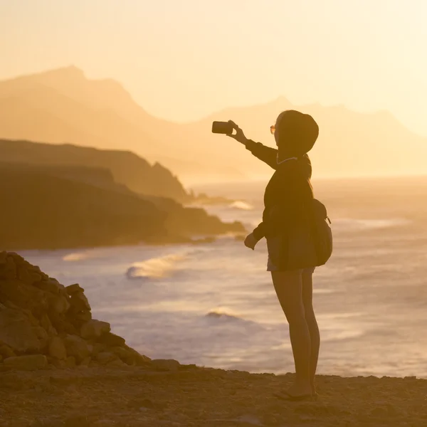 Nő snaping fotó La Pared strand sunset. — Stock Fotó