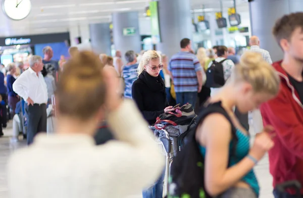 Viajante feminino usando telefone celular enquanto espera no aeroporto . — Fotografia de Stock