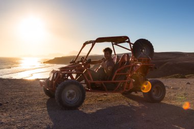 Adam quadbike'nde Günbatımı sürüş.
