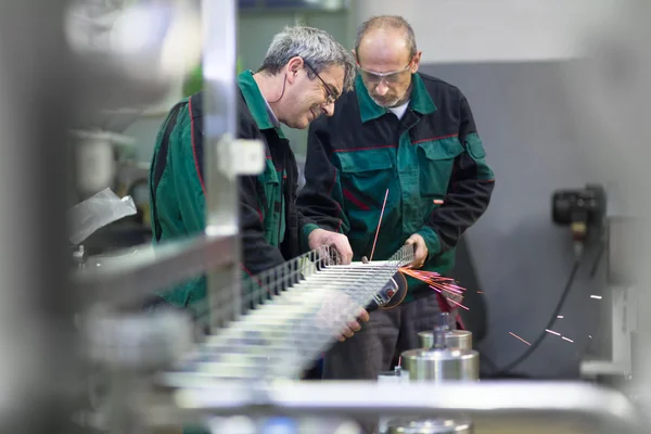 Trabajadores industriales en planta de fabricación . — Foto de Stock