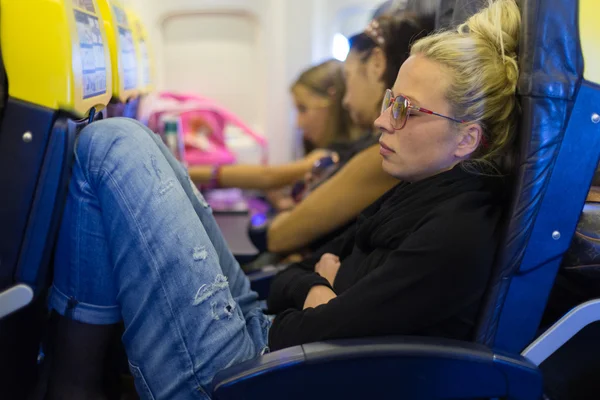 Cansado senhora cochilando no avião . — Fotografia de Stock