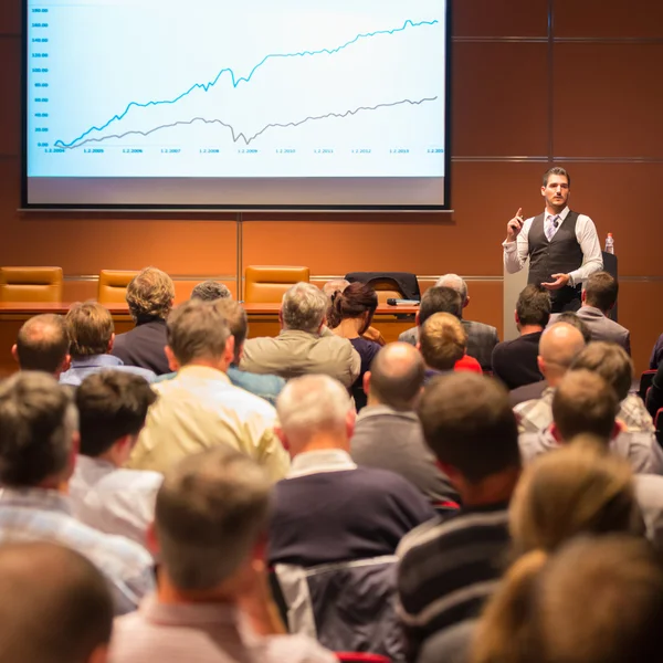 Talare vid företagskonferens och presentation. — Stockfoto