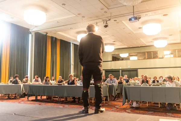 Orador dando uma palestra sobre conferência científica . — Fotografia de Stock