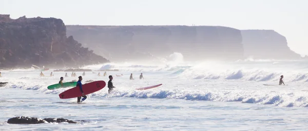 Surfistas surfeando en la playa de El Cotillo, Fuerteventura, Islas Canarias, España. — Foto de Stock