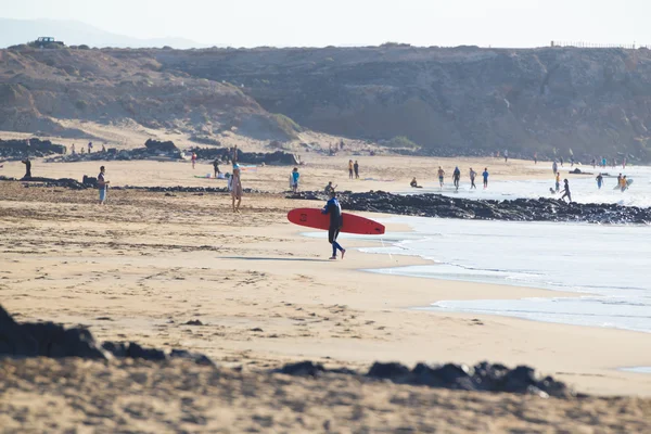 Surfer surfen am Strand von El Cotillo, Fuerteventura, Kanarische Inseln, Spanien. — Stockfoto
