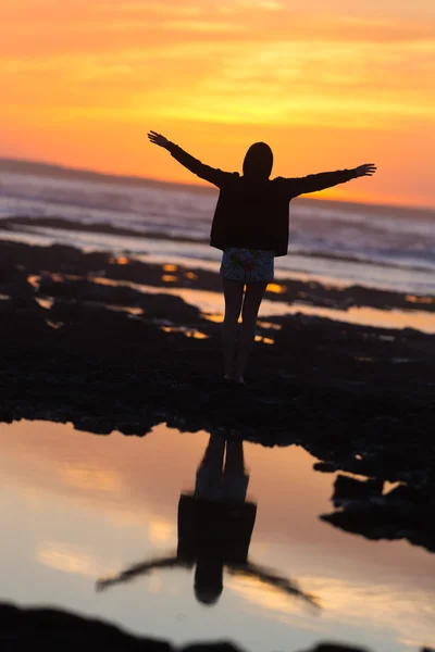 Free woman enjoying freedom on beach at sunset. — Stock Photo, Image