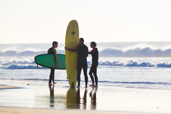 Surferzy surfujący na plaży El Cotillo, Fuerteventura, Wyspy Kanaryjskie, Hiszpania. — Zdjęcie stockowe