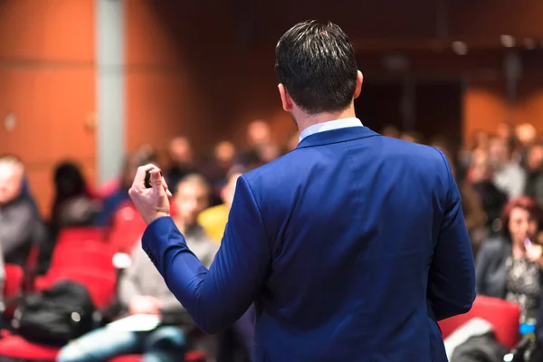 Orador público dando palestra no evento de negócios. — Fotografia de Stock