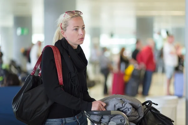 Жінка-мандрівник використовує мобільний телефон під час очікування в аеропорту . — стокове фото
