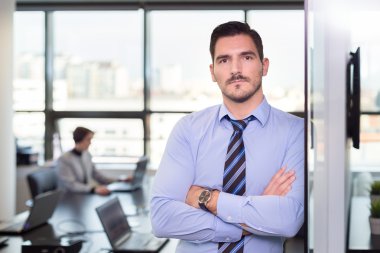 Takım lideri ve iş arkadaşları ofiste çalışıyor..