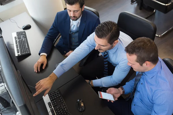 Equipo de negocios analizando datos en computadora. — Foto de Stock