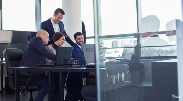 Equipe de negócios trabalhando em escritório corporativo. — Fotografia de Stock