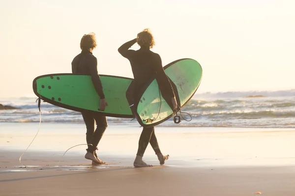 Surfisti in spiaggia con tavola da surf . — Foto Stock