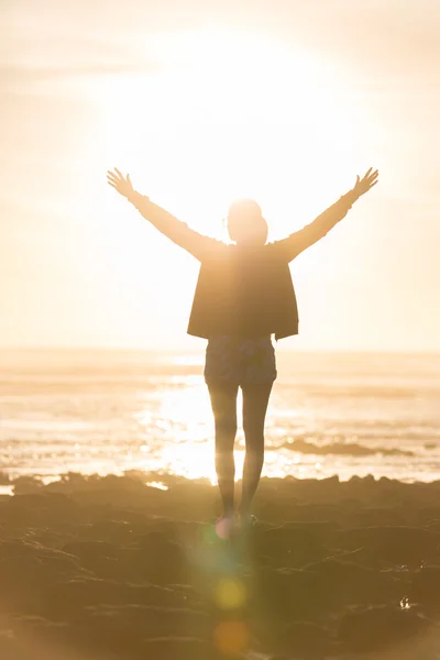 Mujer libre disfrutando de la libertad en la playa al atardecer . —  Fotos de Stock