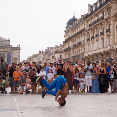 Sokak sanatçısı sokakta breakdancing.