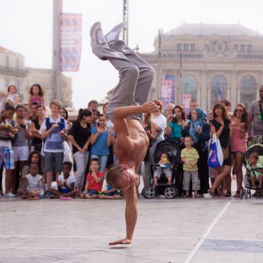 Sokak sanatçısı sokakta breakdancing.