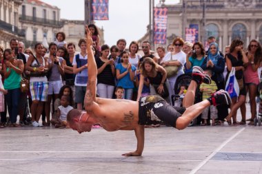 Sokak sanatçısı sokakta breakdancing.