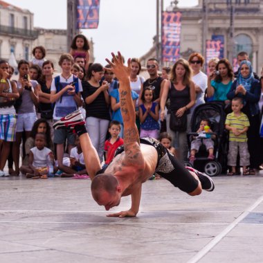 Sokak sanatçısı sokakta breakdancing.
