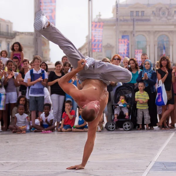 Street performer breakdancing on street. — Stock Photo, Image