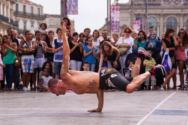 Sokak sanatçısı sokakta breakdancing.