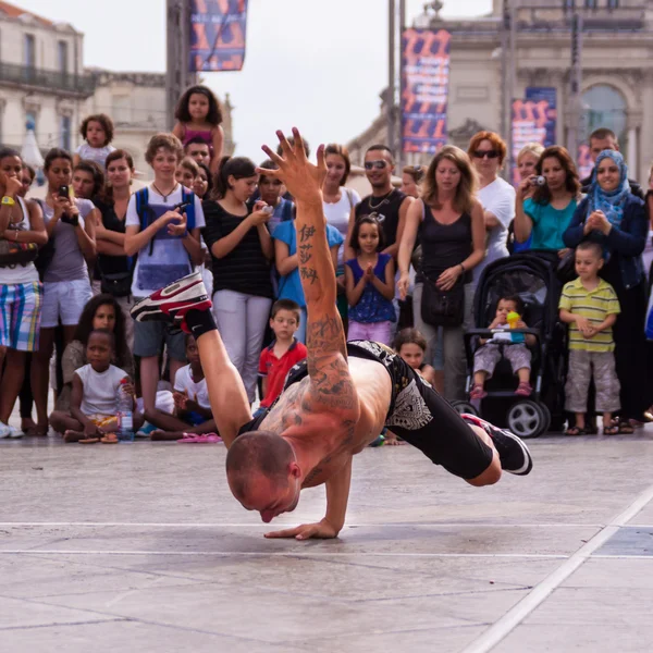 Street performer Break Dancing op straat. — Stockfoto