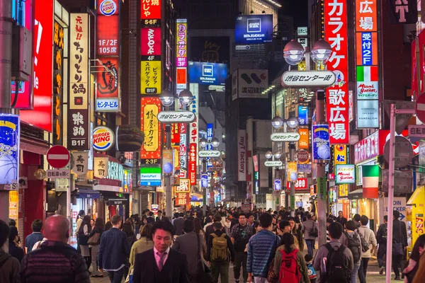 Пешеходы в Shibuya Cener-gai, Токио, Япония — стоковое фото