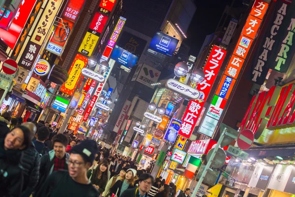 Пешеходы в Shibuya Cener-gai, Токио, Япония — стоковое фото