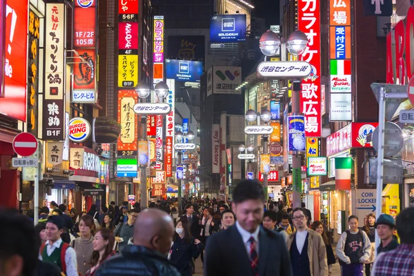 Пешеходы в Shibuya Cener-gai, Токио, Япония — стоковое фото