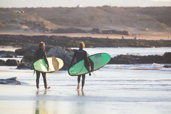 Surfers na plaży El Cotillo, Fuerteventura, Wyspy Kanaryjskie, Hiszpania. — Zdjęcie stockowe