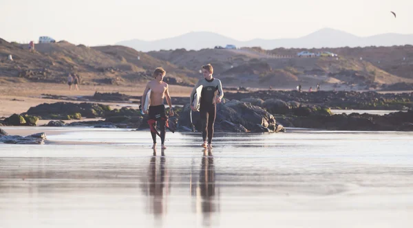 Surfaři na pláži El Cotillo, Fuerteventura, Kanárské ostrovy, Španělsko. — Stock fotografie