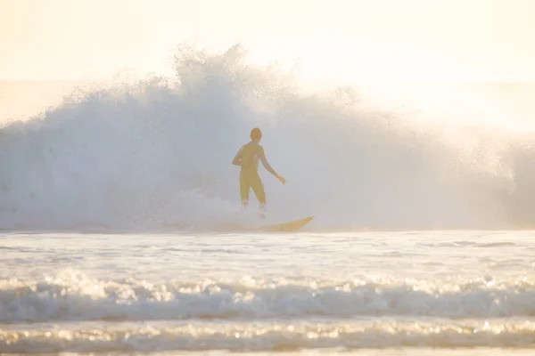 Surfer auf einer großen Welle. — Stockfoto