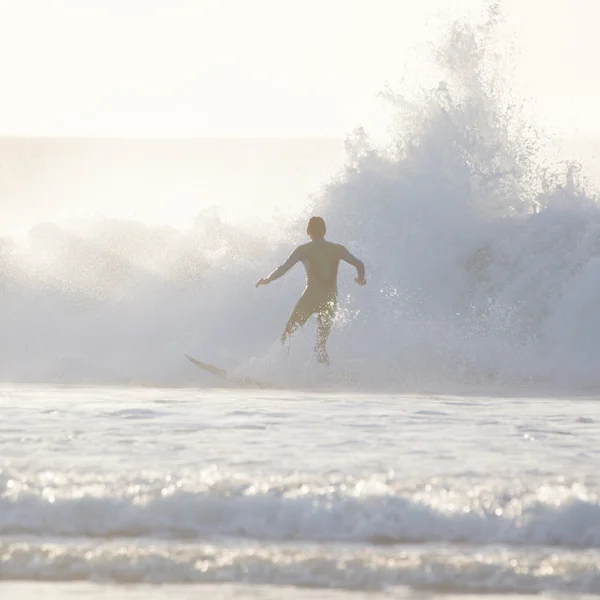 Surfista cavalcando un'onda grande. — Zdjęcie stockowe