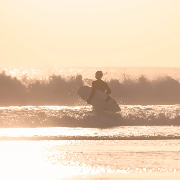 Surfer am Strand mit Surfbrett. — Stockfoto
