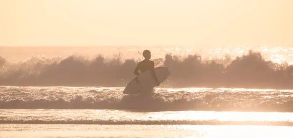 サーフボードとビーチでサーファー. — ストック写真