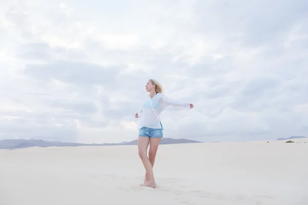 Carefree woman enjoying freedom on beach. — Stock Photo, Image