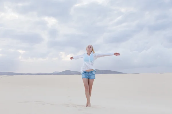 Mulher despreocupada desfrutando de liberdade na praia . — Fotografia de Stock