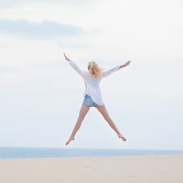 Carefree woman enjoying freedom. — Stock Photo, Image
