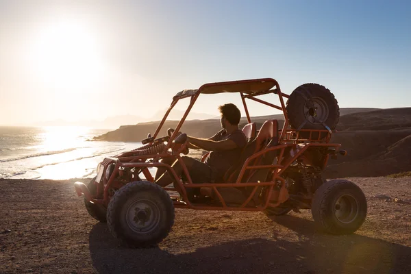 Mann fährt bei Sonnenuntergang Quadbike. — Stockfoto