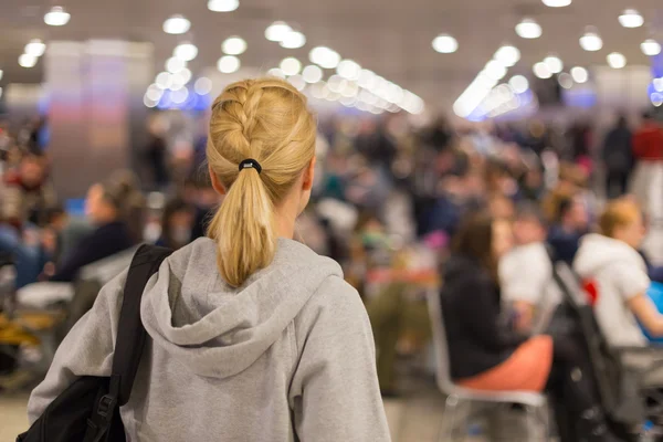 Wanita menunggu di terminal bandara. — Stok Foto